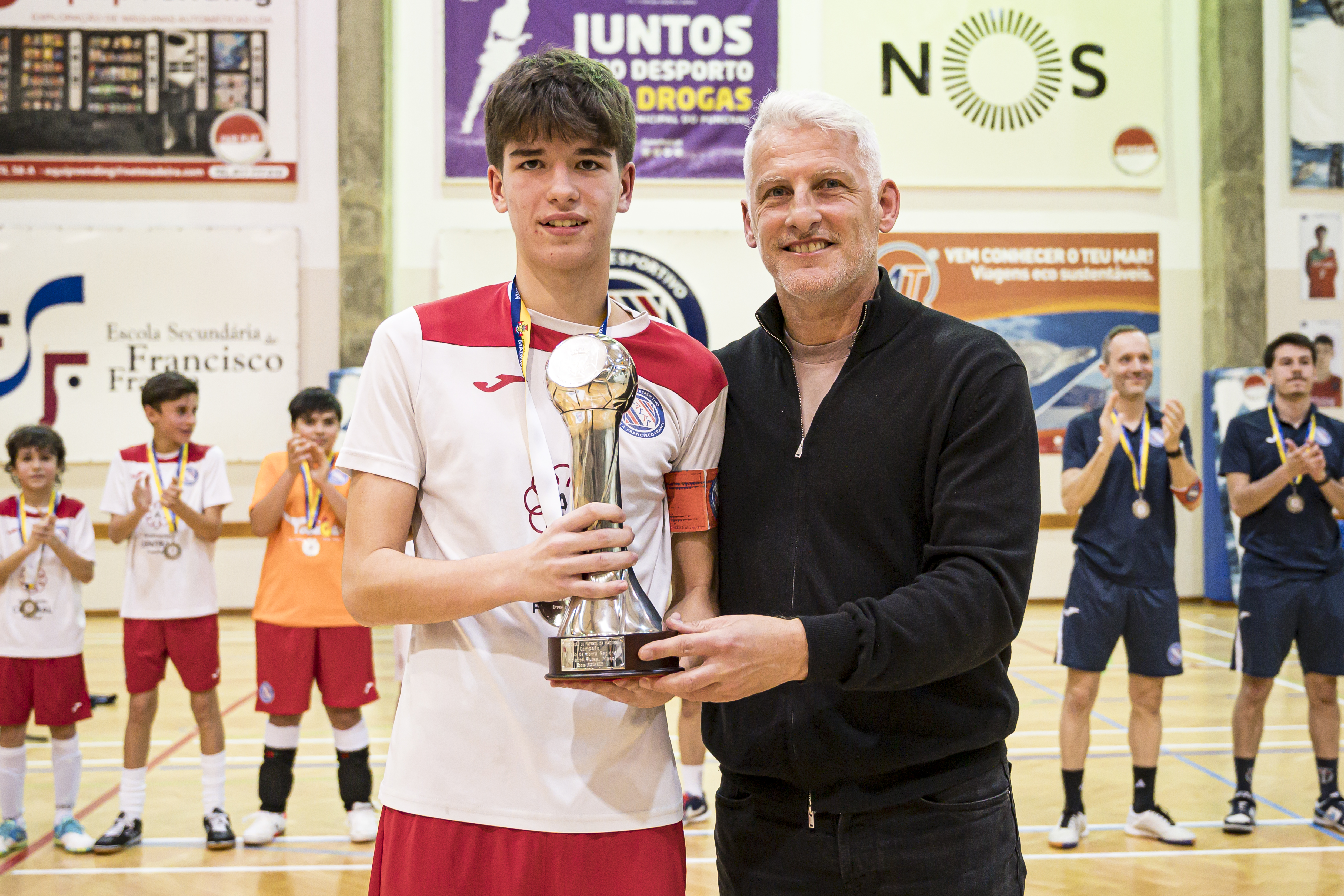 Futsal: estudantes iniciados recebem troféu da Honra